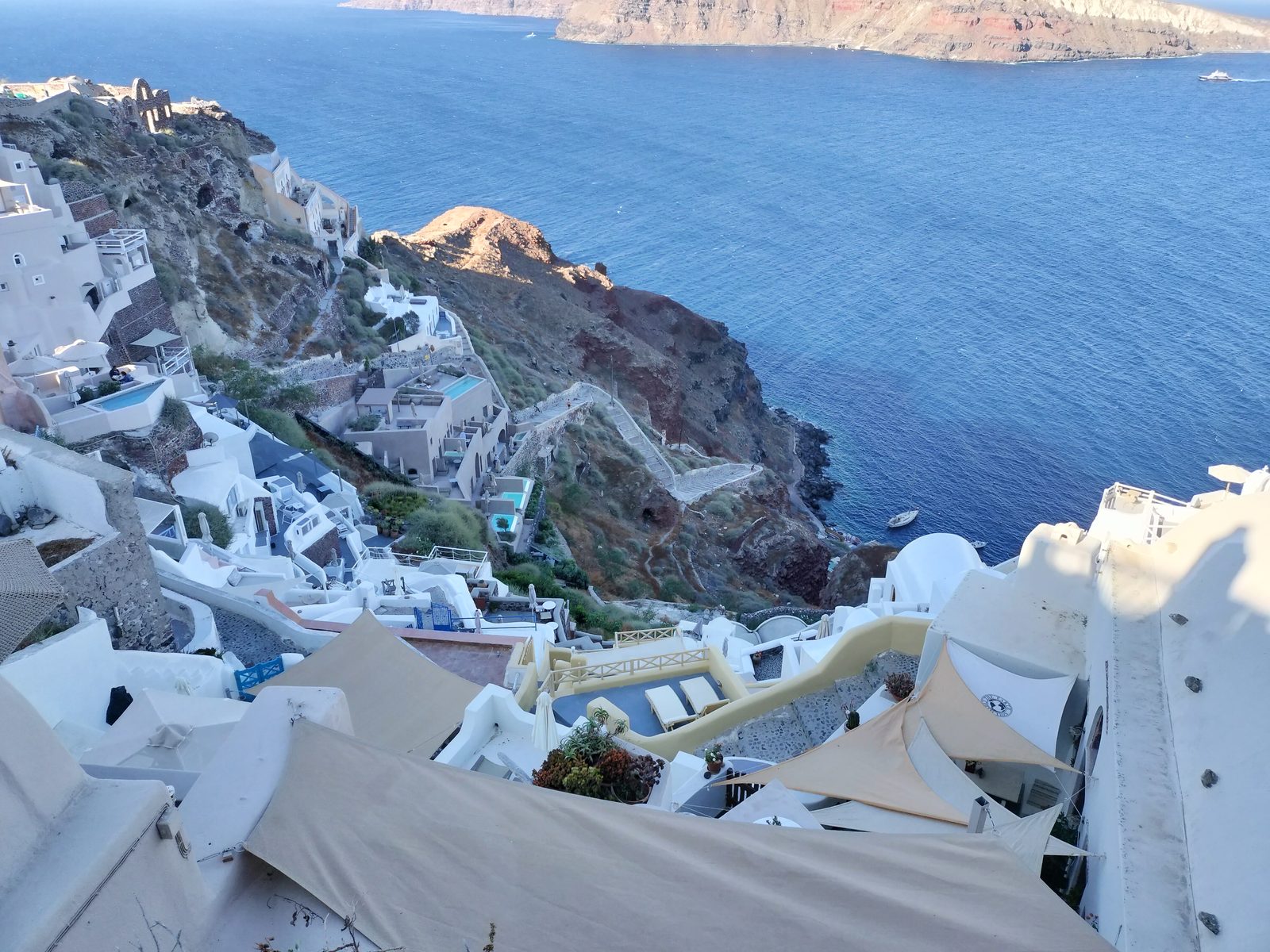 イアの斜面に重なる白い家 Whitewashed cliffside houses in Oia, Santorini