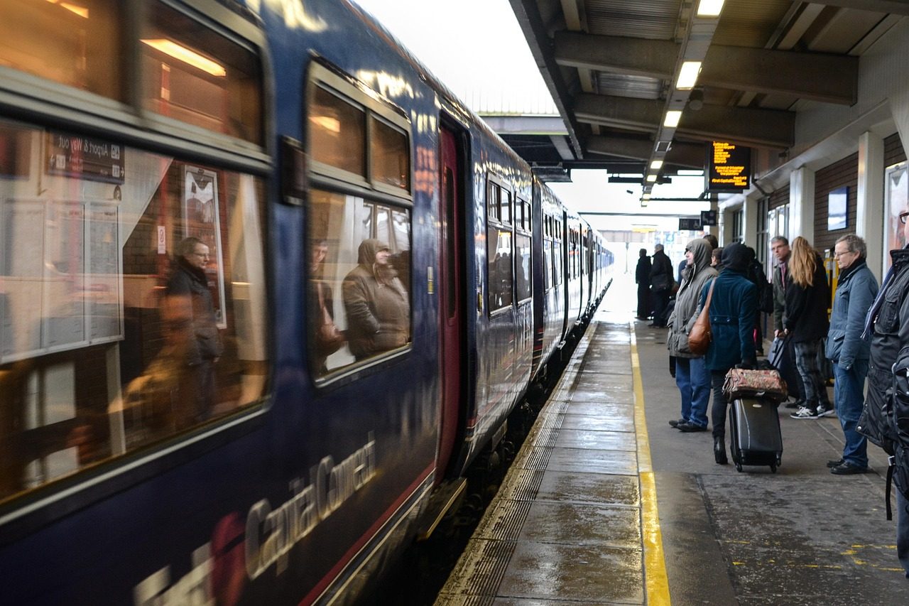 ホームで列車に乗り込む乗客 Passengers boarding a train at the platform