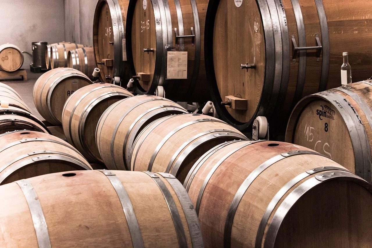 熟成庫に並ぶオーク樽 Oak barrels ageing in a wine cellar